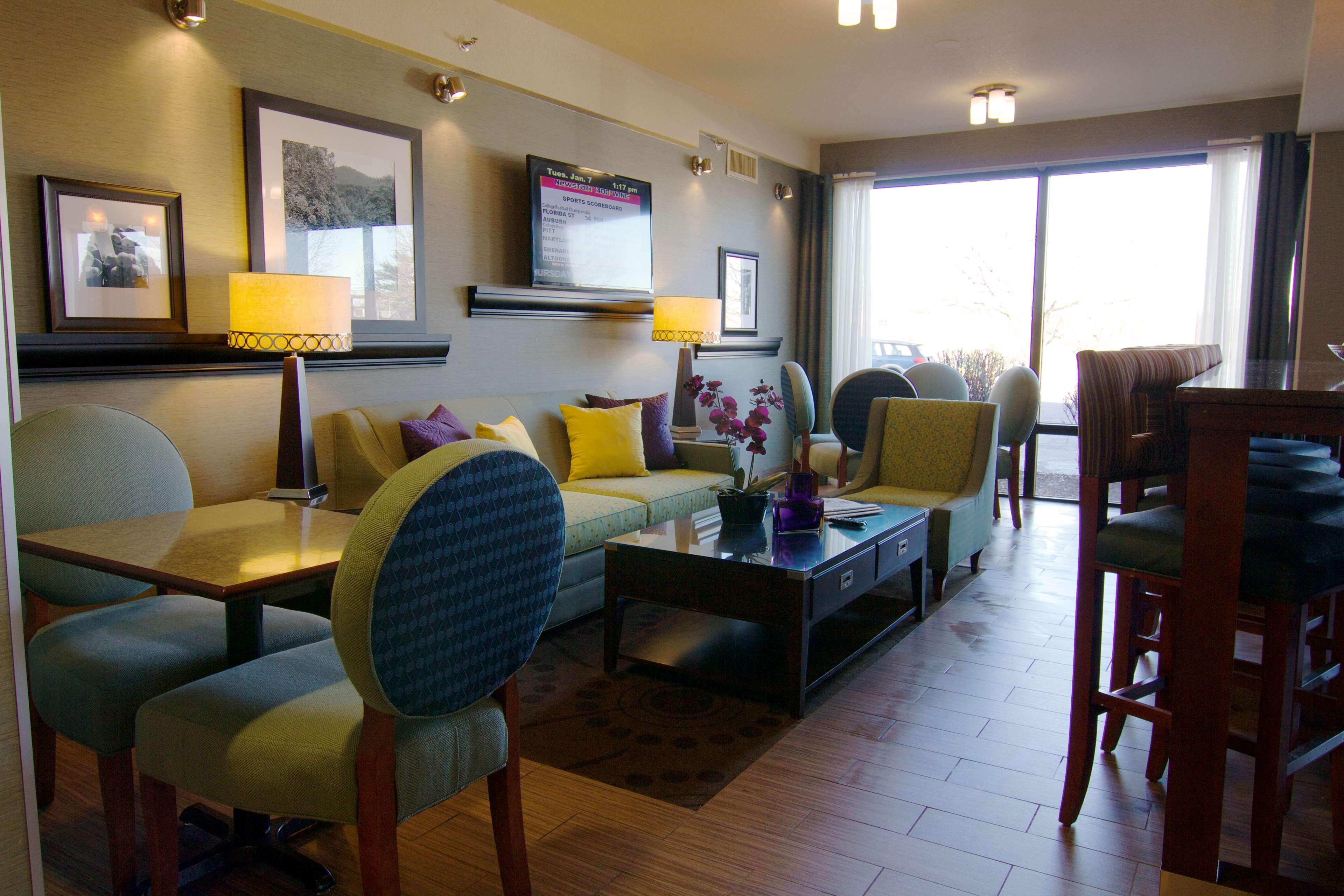 Hampton Inn Winchester-University/ Mall Экстерьер фото