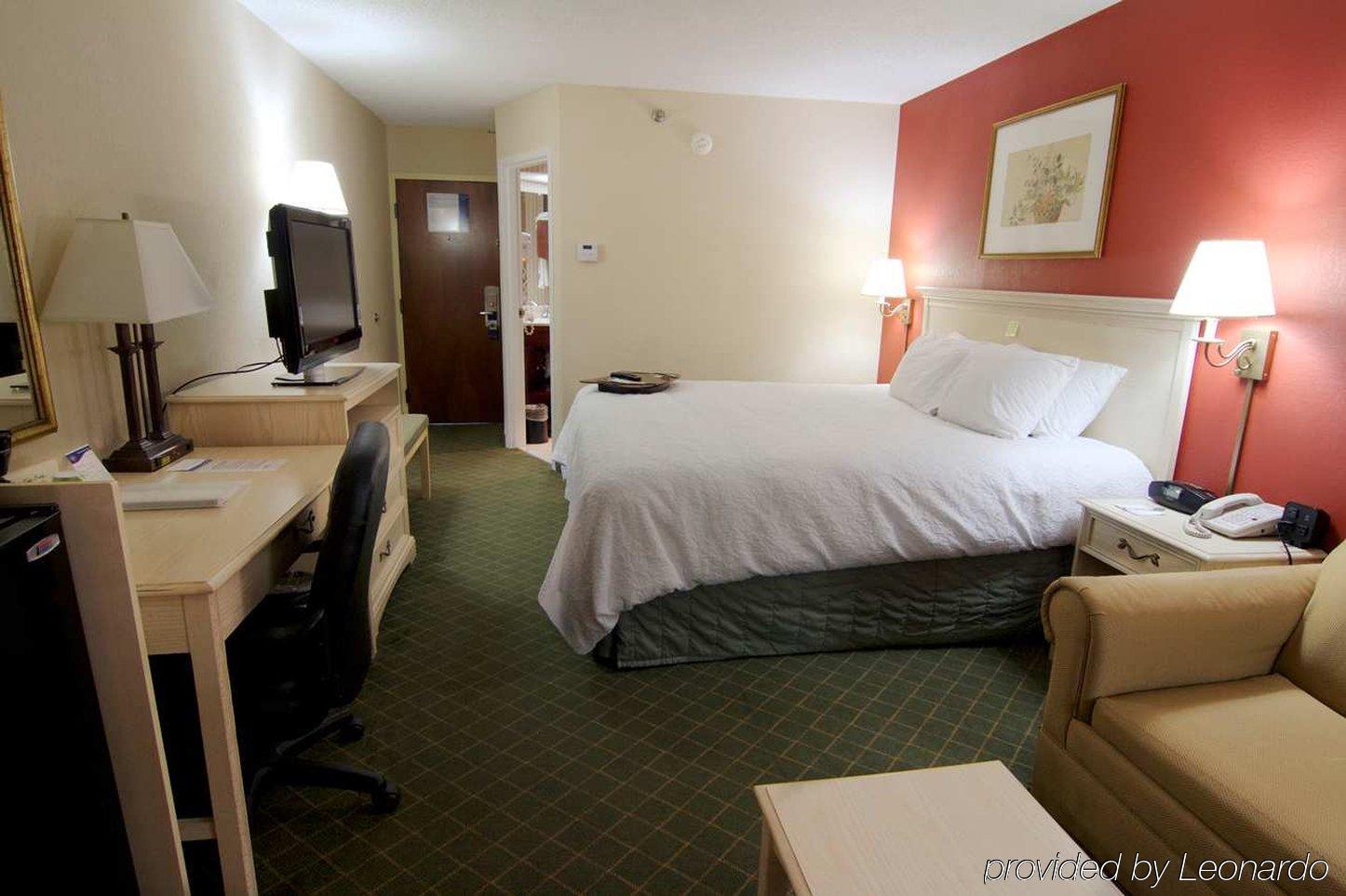 Hampton Inn Winchester-University/ Mall Экстерьер фото